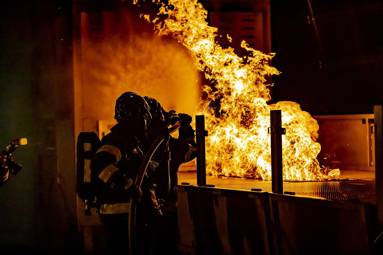記事:東洋埠頭が同社川崎支店での火災を巡り出光などと係争のイメージ画像